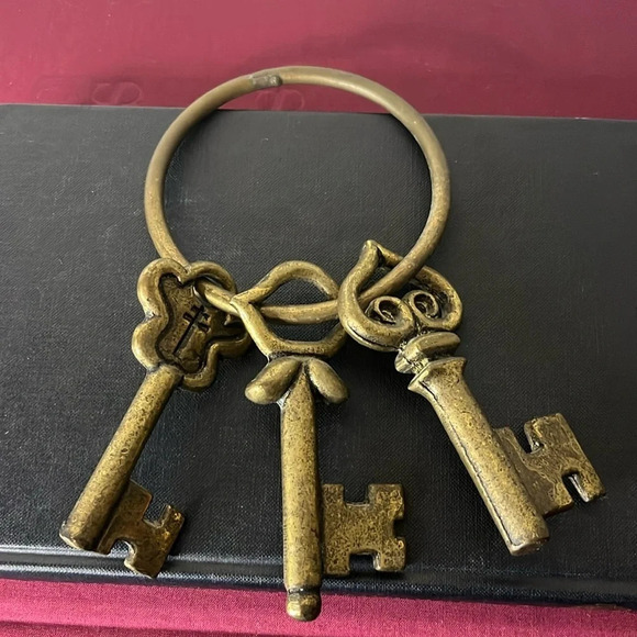 VTG Large Bronze Skeleton Church Keys on Ring Holder - Picture 1 of 2